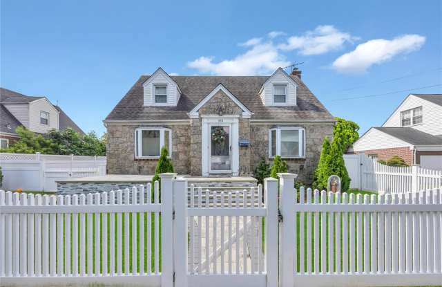 933 Fenworth Boulevard photos photos