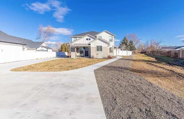 Perfect location 3 bed 2.5 bath Townhouse. photos photos