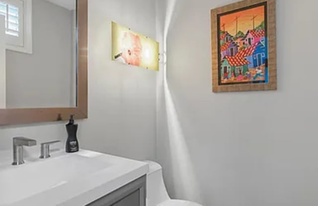 1610 n Larrabee Gallery 4