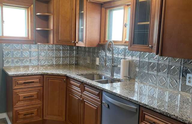 Large Single Family Residence for Rent! Gallery 3