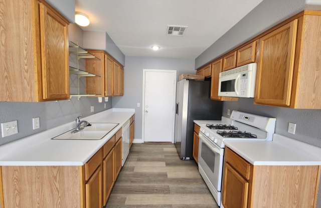 HENDERSON: 3 bed/2.5 bath Townhome with Spacious Kitchen, Private Backyard, Large Primary Suite & 2 Car Garage Gallery 3