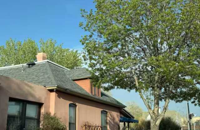 Historic Home 2 Bedroom +office 2 Baths, and Off street Parking Gallery 3