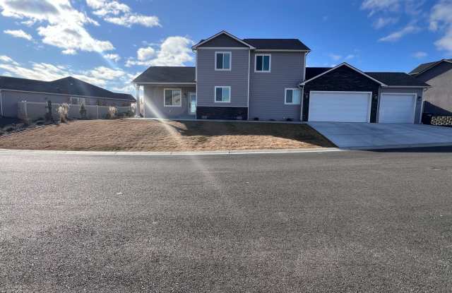 Selah 3 bedroom plus bonus room, 3 car garage! Gallery 3