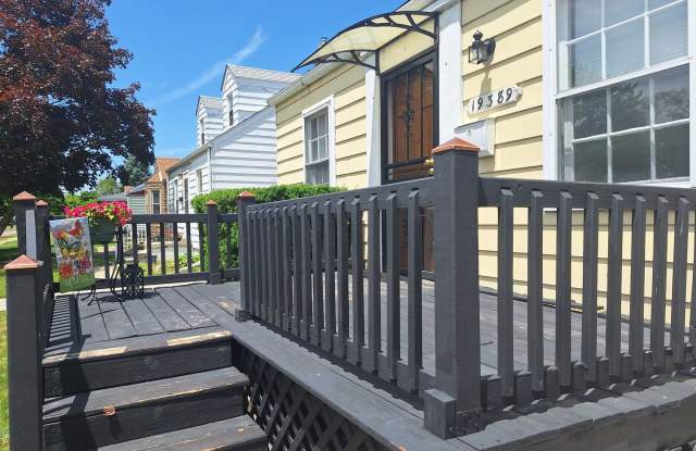 Charming 2 bedroom home in Harper Woods Gallery 4