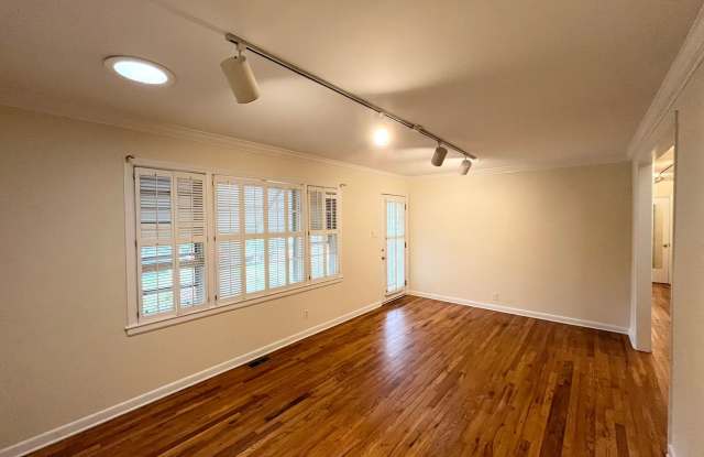 Comfortable 3BD, 1.5BA House with Large Fenced Backyard Gallery 4