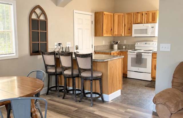Fully Furnished 1BR Home with Garage & Private Yard – Country Feel in the City Gallery 1