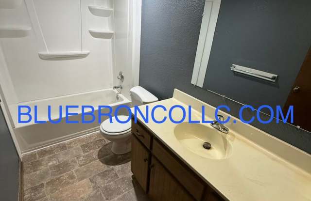 Spacious 1 bedroom second floor apartment for great price Gallery 3