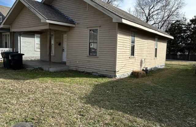 Price Reduction!! Very Nice 3BR/1BA Single Family Home w/Huge Back Yard! - 117 West Monroe Street, Pittsburg, KS 66762