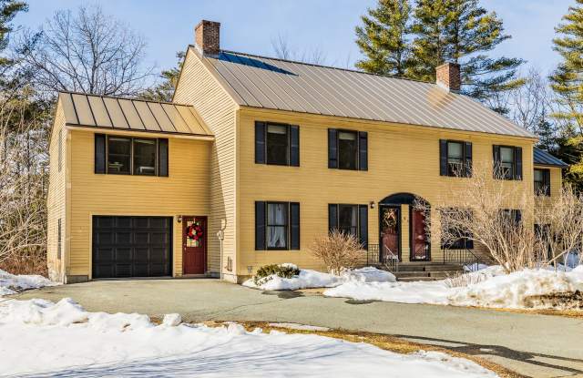 Spacious 3 bedroom, 2 1/2 bathroom duplex photos photos