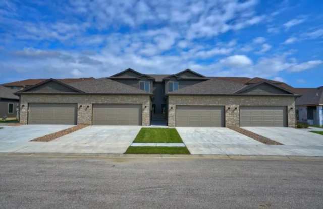 Spacious 2-Story with 3 bedrooms/2.5 bathrooms - 7042 Serpentine Drive, Lincoln, NE 68521