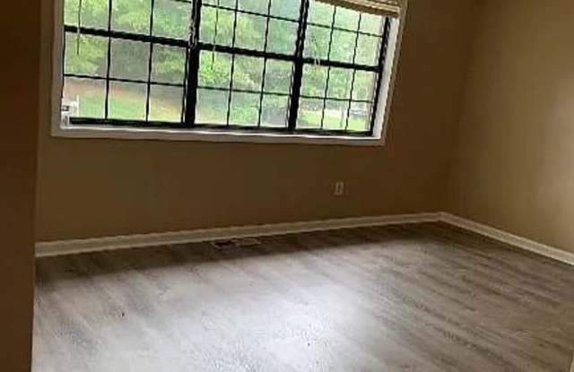 Room in 2 Bedroom Home at Patterson Cir Gallery 4