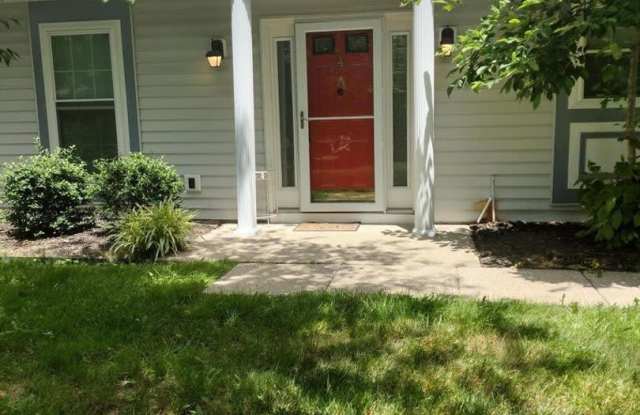 Spacious 3 bedroom townhome close to UK! photos photos