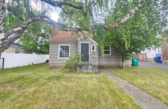 $1,750 - 3 Bed / 1 Bath Vintage Bungalow In North Spokane - 2704 West Garland Avenue, Spokane, WA 99205