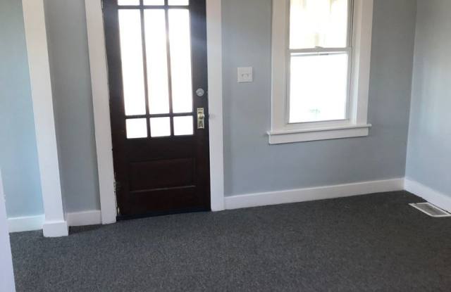 Great 2 Bedroom, 1 Bathroom Bungalow in Center line! Gallery 4