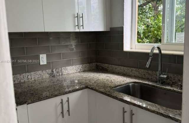 888 SW 6th St photos photos