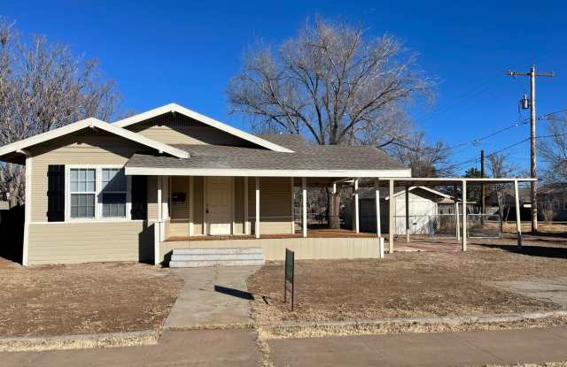 This Historic Gem is a 3/2/1 with a wrap around porch in Plainview!! Available for a November 1st Move-In! - 906 West 10th, Plainview, TX 79072