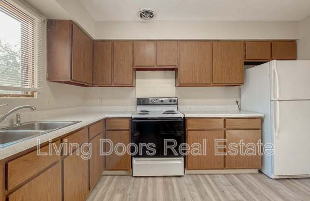 4711 Gladstone St photos photos