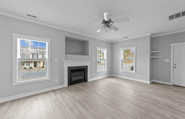 Gorgeous 3 Bedroom Home, with Updated Kitchen, LVP Floors, Fenced Yard, Premium Finishes, Pet Friendly! Gallery 4