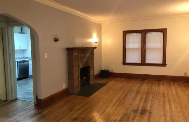 Charming, Cute, & Convenient 6 Bd/2 Bth in Como Gallery 3