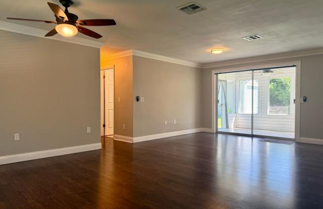Beautiful 3-Bedroom Clearwater Home with Custom Kitchen & Large Backyard Gallery 4
