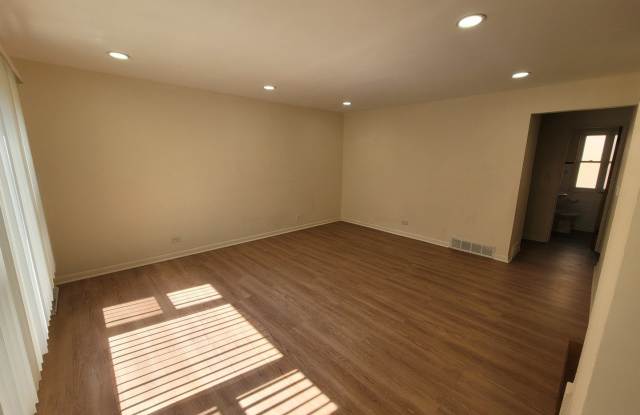 8950 SKOKIE Boulevard Gallery 2
