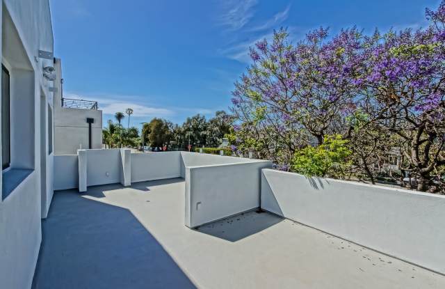 MODERN & BRIGHT. TOP-FLOOR, 4BR3BA HOUSE-LIKE APARTMENT W/ OPEN FLOOR PLAN, 3 DECKS FOR INDOOR/OUTDOOR LIVING & 2-CAR GARAGE JUST BLOCKS TO ABBOT KINNEY, PARK & MINS TO CANALS & BEACH! Gallery 3