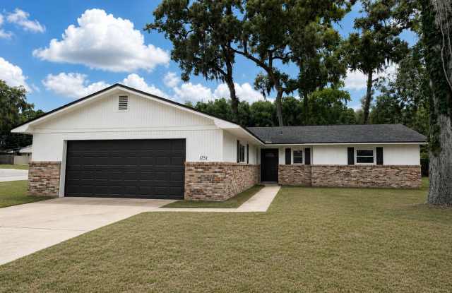 Spacious 3-Bedroom Home with Fireplace, Split Floor Plan & Screened Lanai in Southeast Ocala! photos photos