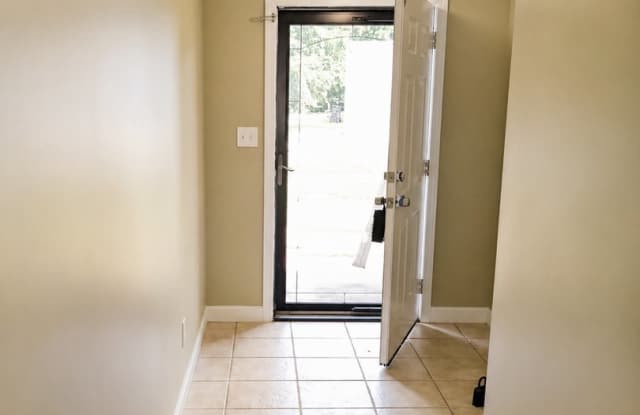 3bed/2bath Home with fenced yard!  New paint and Flooring Gallery 3