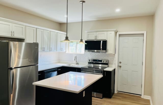 Two Bedroom rowhouse available in Northside August 1! photos photos