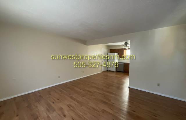 3 Bedroom, 1 Bath, Home with Fenced Backyard Gallery 4