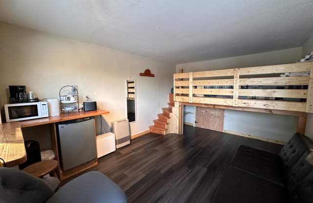 1410 East End RoadCabins Gallery 4