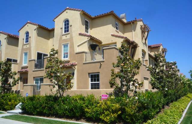 Upgraded Tri-level Townhome in Otay Ranch Gallery 1