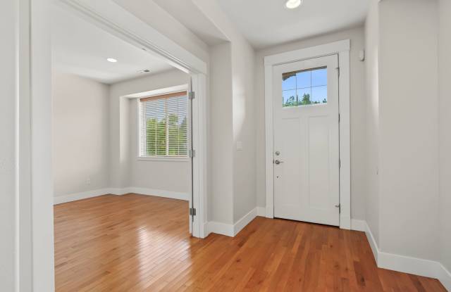 4BR, 2.5 Bath + Loft DuPont Home Gallery 4