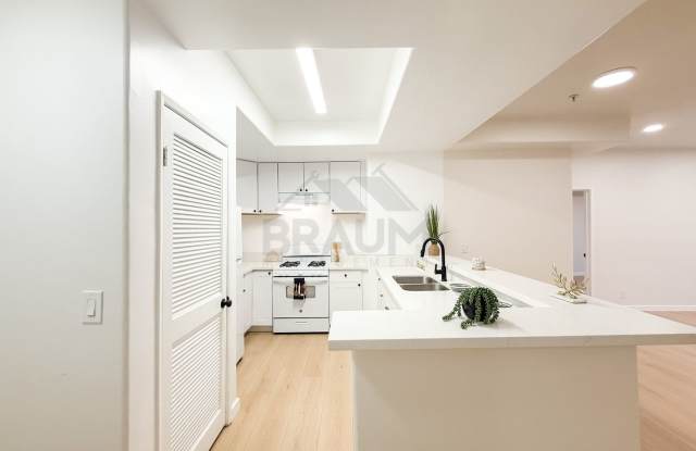 11035 MOORPARK ST Gallery 2