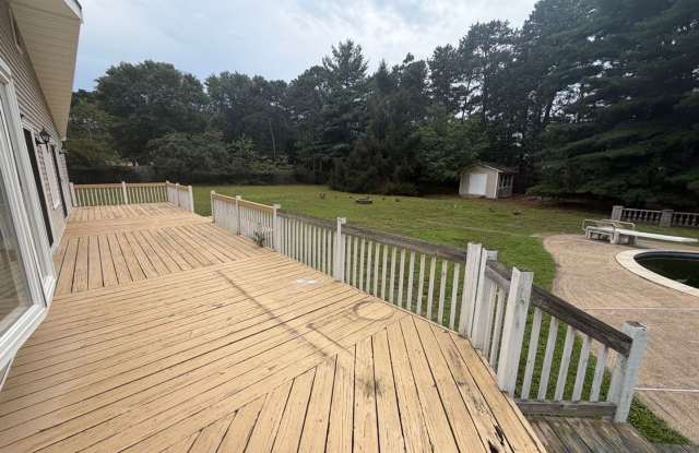 Spacious 3-Bedroom Ranch Home with in ground pool! Gallery 4