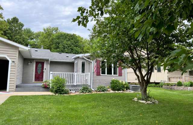 Beautiful 4 Bedroom, 3 Bathroom Home in Desirable Country Club Manor photos photos