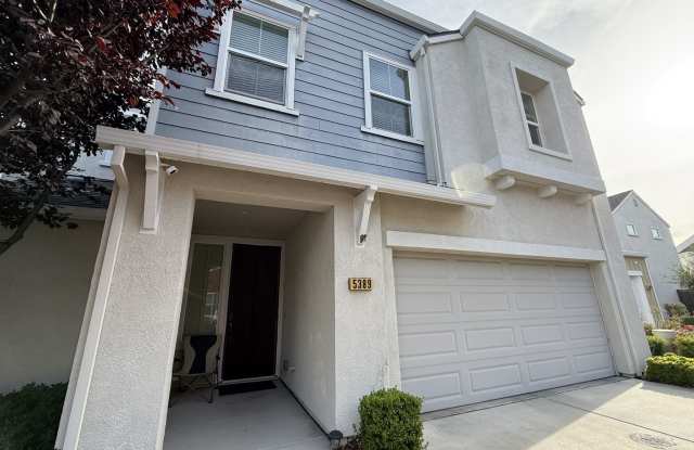Great 4bd/3ba Home with 2 Car Garage! Gallery 3