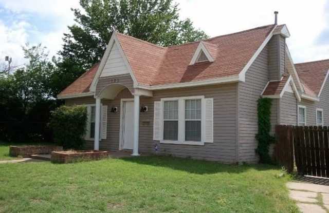 Great 2 bedroom 2 bath home - 1720 Beverly Drive, Wichita Falls, TX 76309