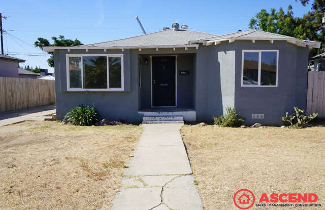 Spacious 3BD/1.5BA Home in Bakersfield's 93308 — Garage, Water Included & Small Pets Welcome! photos photos