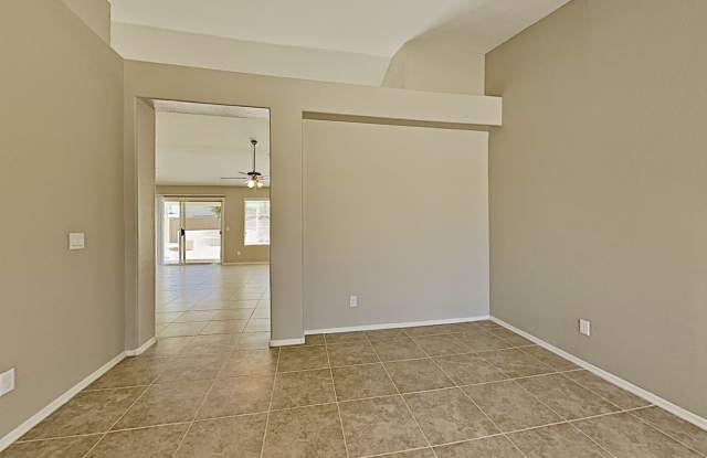 7211 W CREST Lane Gallery 2