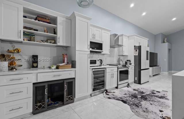 6952 NW 27th Ct Gallery 4
