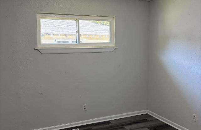 1113 Sheridan Avenue - A Gallery 3