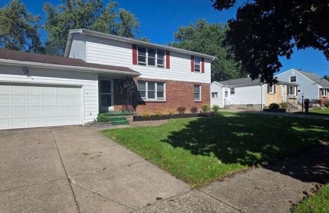 82 Dartwood- Upper Unit Drive Gallery 2