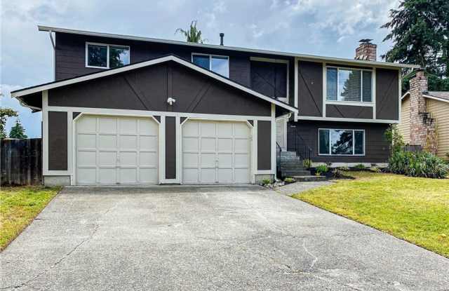 Kirkland 5 bd 3 Bath single family house with fully fence backyard. Close to Totem Lake Mall Gallery 1