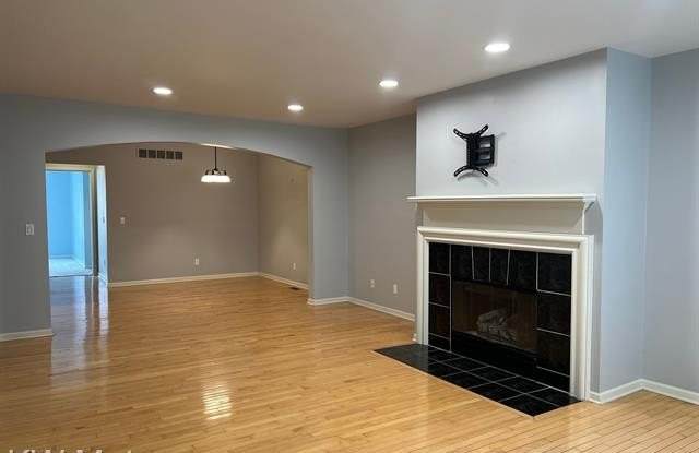 166 TIFFANY Lane Gallery 3
