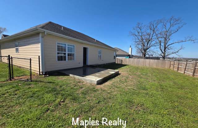 3 Bed | 2 Bath Home in Hollister, MO – Flat Yard + 2-Car Garage photos photos