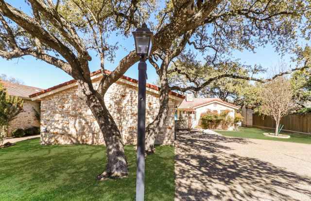 Welcome to this charming lock-and-leave home in Old Lakeway’s cul-de-sac! photos photos