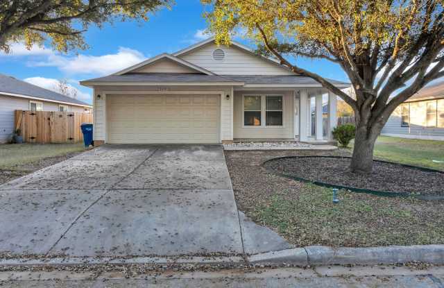 Charming 3 Bed, 2 Bath House with Serene Yard photos photos