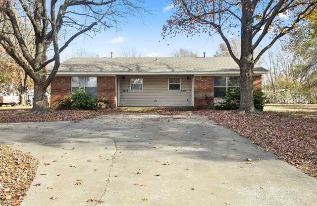 Cozy 2/1 Duplex Near I-49 and U of A - 2374 North Raven Lane, Fayetteville, AR 72704