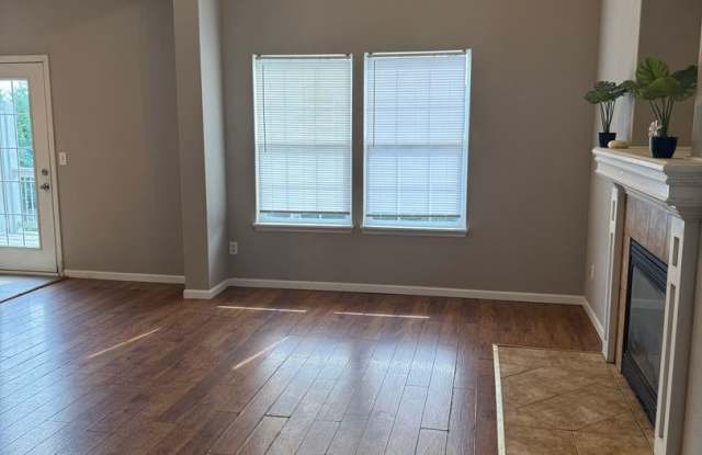 Charming Townhome, Prime Location, Cozy Living Gallery 4